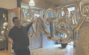 Daisy CEO Gary Saarenvirta with Welcome Daisy balloons